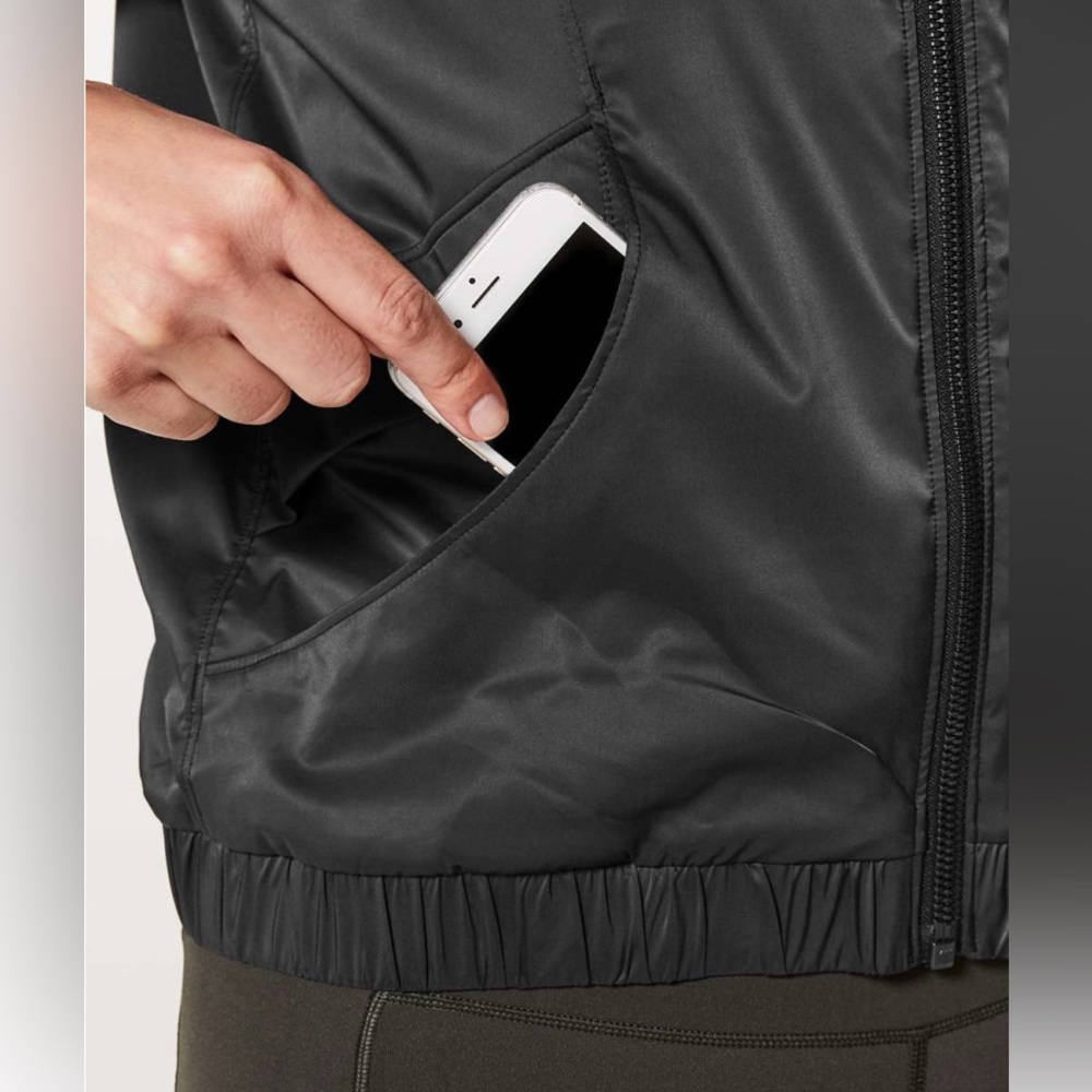 Lululemon x Versace RARE Above The Clouds Jacket
Black logo glitter aize 12 NWT - Picture 5 of 9